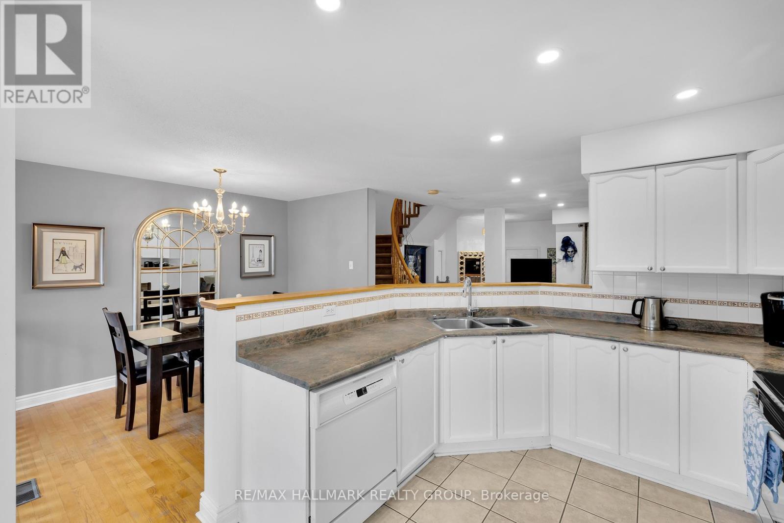 142 Inverkip Avenue, Ottawa, ON - Indoor Photo Showing Kitchen With Double Sink