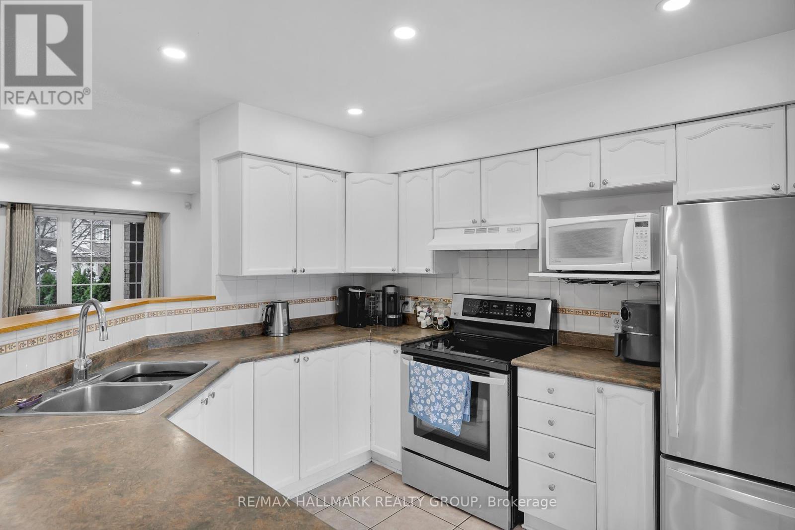 142 Inverkip Avenue, Ottawa, ON - Indoor Photo Showing Kitchen With Double Sink