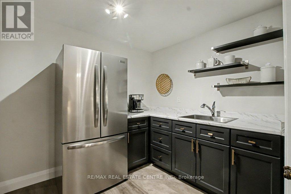 166 Westvale Drive, Waterloo, ON - Indoor Photo Showing Kitchen