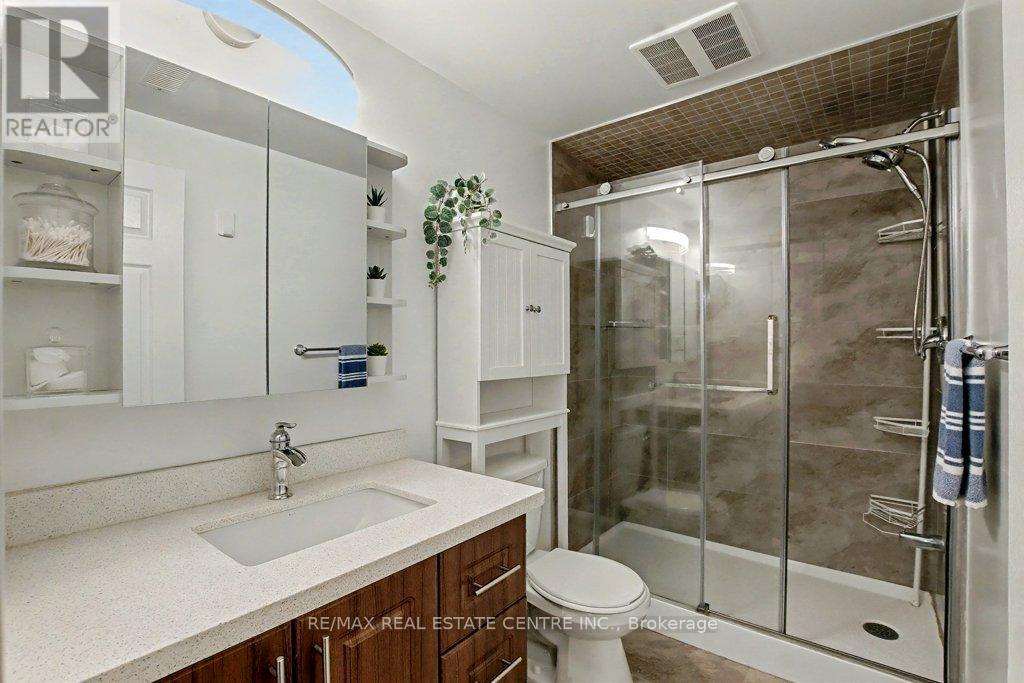 166 Westvale Drive, Waterloo, ON - Indoor Photo Showing Bathroom