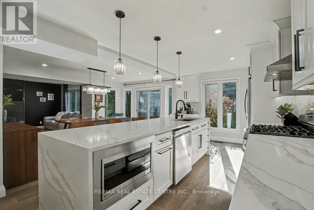 166 Westvale Drive, Waterloo, ON - Indoor Photo Showing Kitchen With Upgraded Kitchen