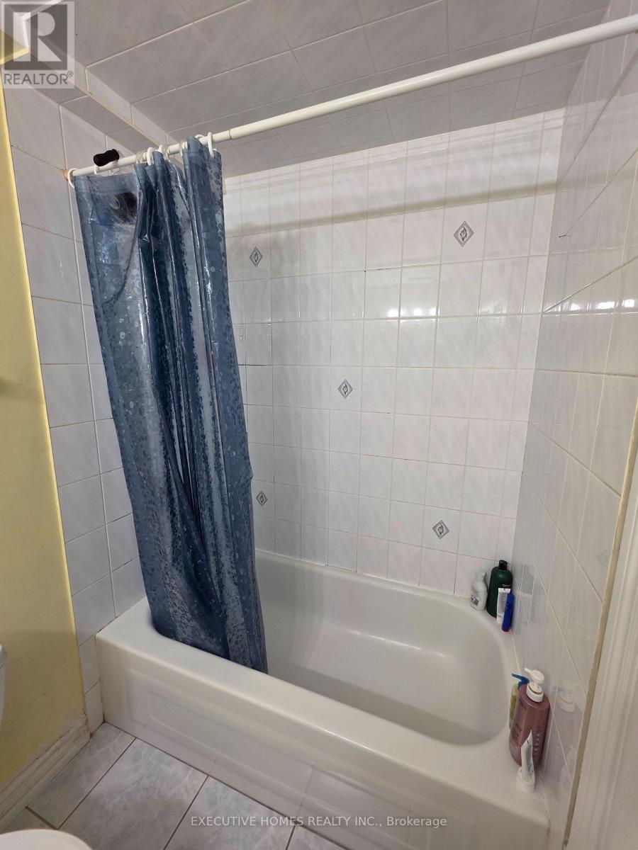 35 Claudette Gate, Hamilton, ON - Indoor Photo Showing Bathroom