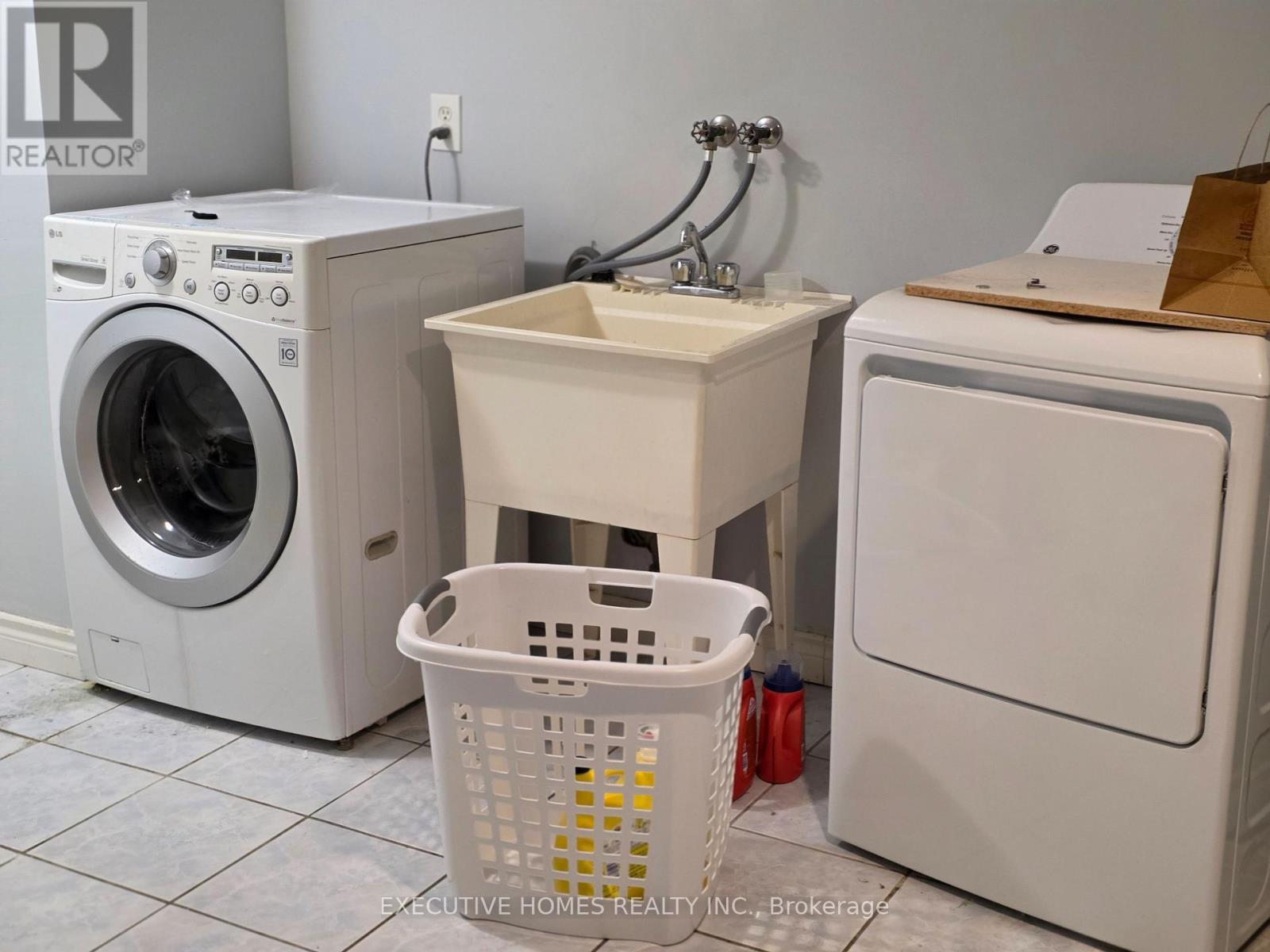 35 Claudette Gate, Hamilton, ON - Indoor Photo Showing Laundry Room