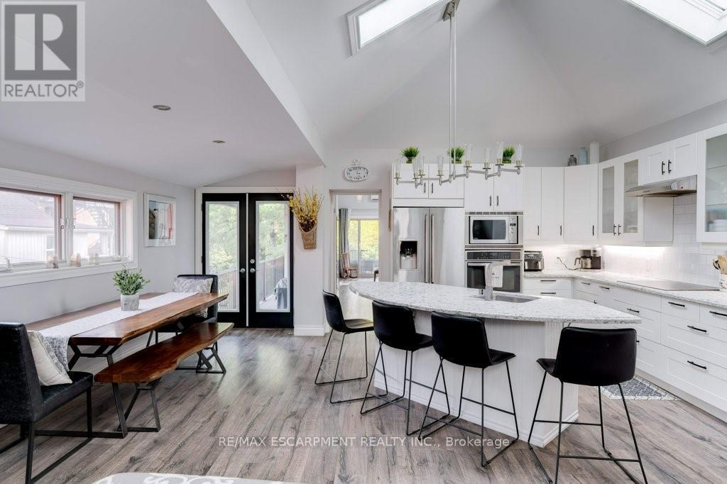 7 Homewood Avenue, Hamilton, ON - Indoor Photo Showing Kitchen With Upgraded Kitchen
