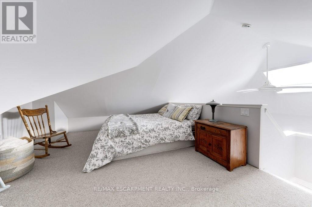 7 Homewood Avenue, Hamilton, ON - Indoor Photo Showing Bedroom