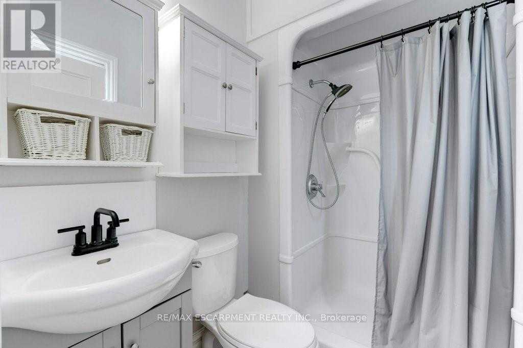 7 Homewood Avenue, Hamilton, ON - Indoor Photo Showing Bathroom