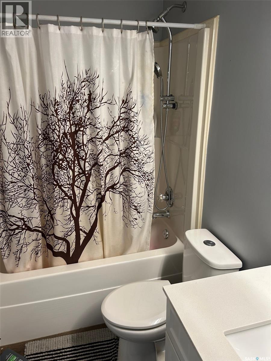 3827 Britannia Place E, Regina, SK - Indoor Photo Showing Bathroom