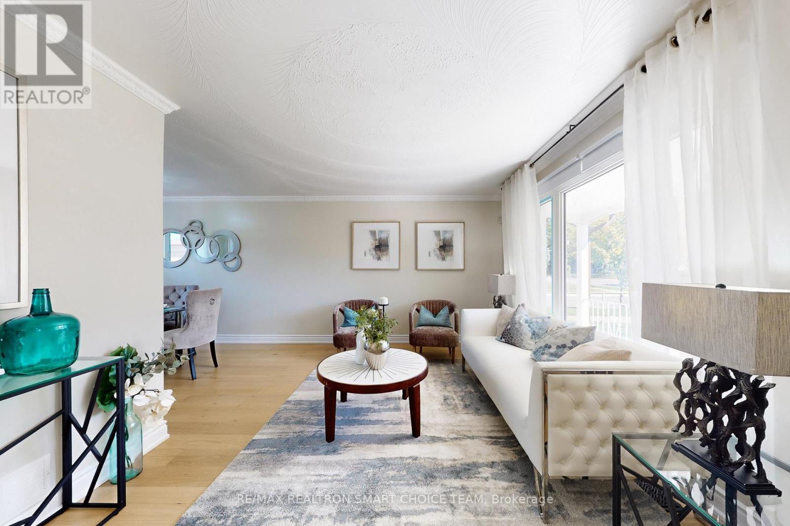 16 Frith Road, Toronto, ON - Indoor Photo Showing Living Room
