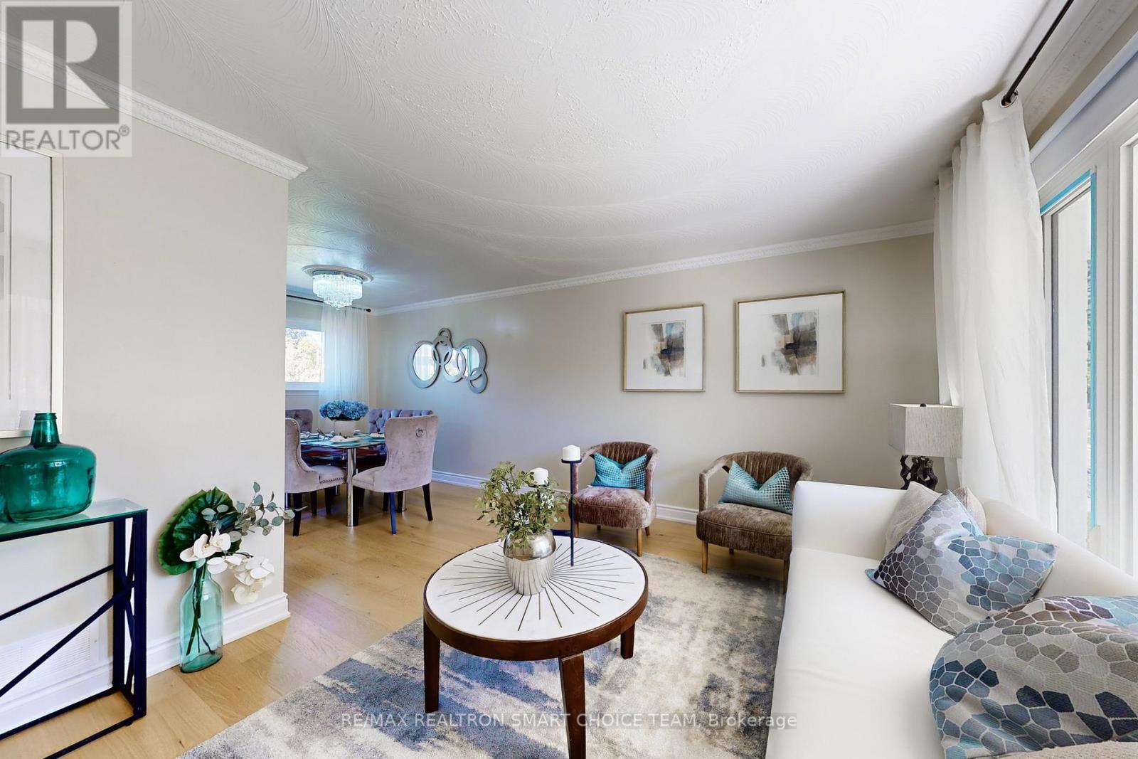 16 Frith Road, Toronto, ON - Indoor Photo Showing Living Room