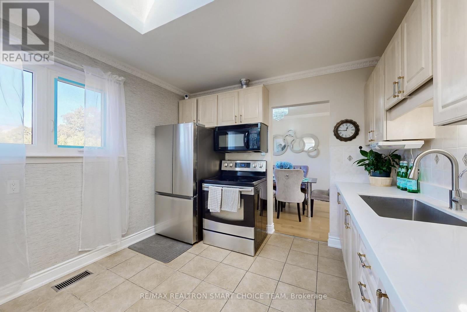 16 Frith Road, Toronto, ON - Indoor Photo Showing Kitchen