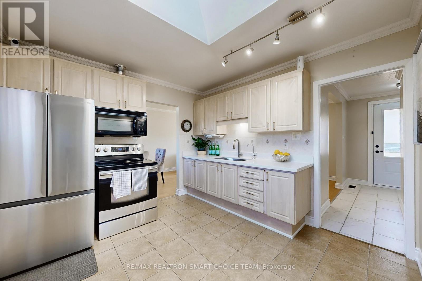 16 Frith Road, Toronto, ON - Indoor Photo Showing Kitchen With Stainless Steel Kitchen