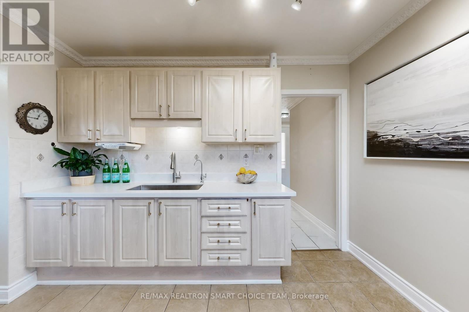 16 Frith Road, Toronto, ON - Indoor