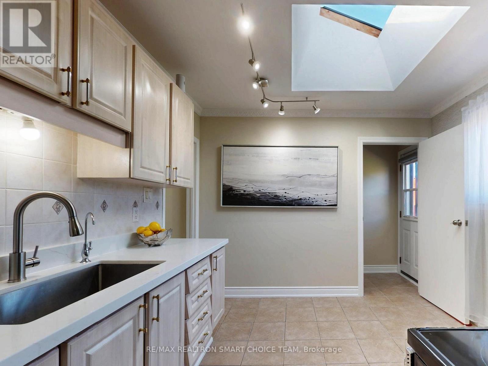 16 Frith Road, Toronto, ON - Indoor Photo Showing Kitchen