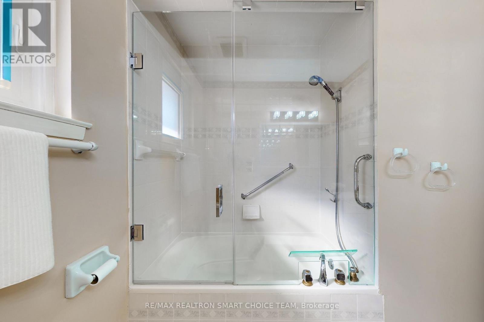 16 Frith Road, Toronto, ON - Indoor Photo Showing Bathroom