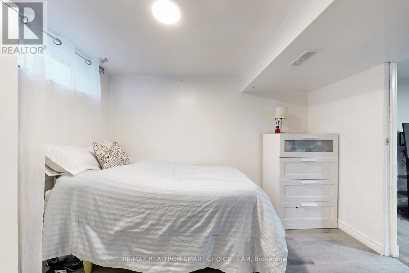 16 Frith Road, Toronto, ON - Indoor Photo Showing Bedroom