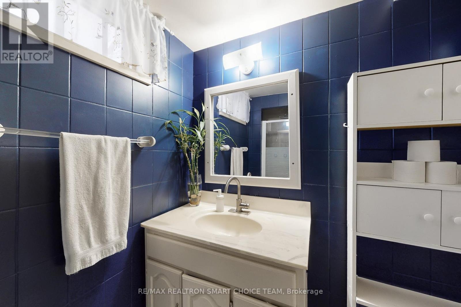 16 Frith Road, Toronto, ON - Indoor Photo Showing Bathroom