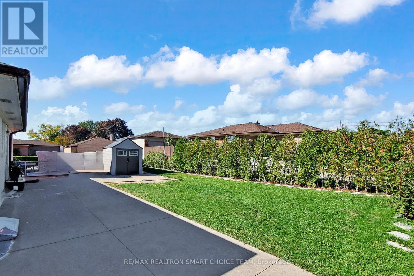 16 Frith Road, Toronto, ON - Outdoor