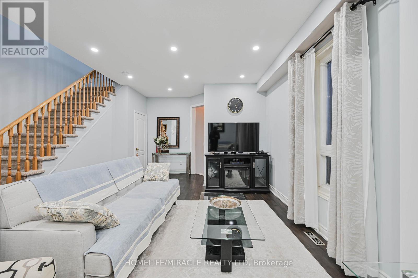 3420 Fountain Park Avenue, Mississauga, ON - Indoor Photo Showing Living Room