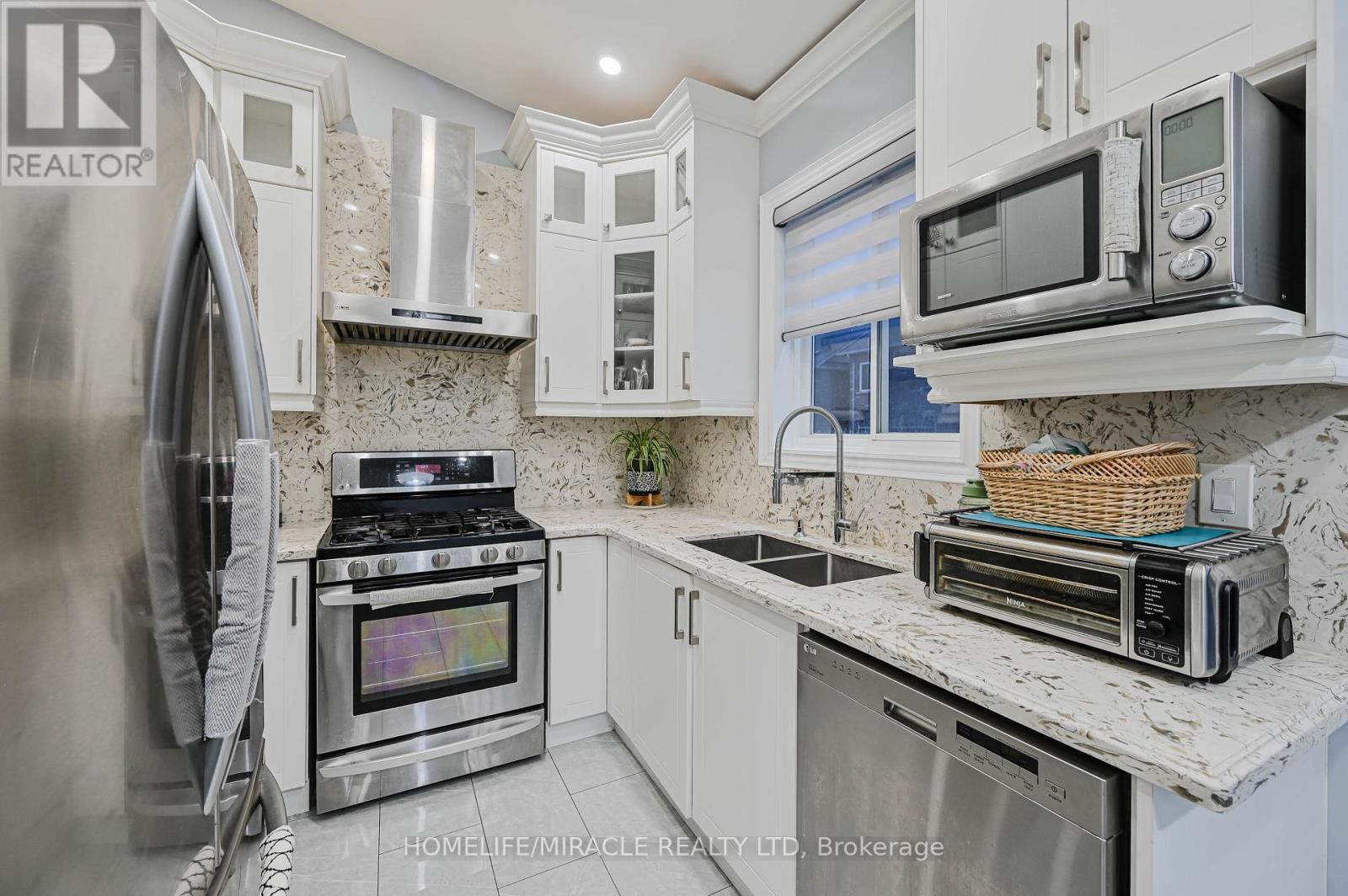 3420 Fountain Park Avenue, Mississauga, ON - Indoor Photo Showing Kitchen With Stainless Steel Kitchen With Double Sink With Upgraded Kitchen