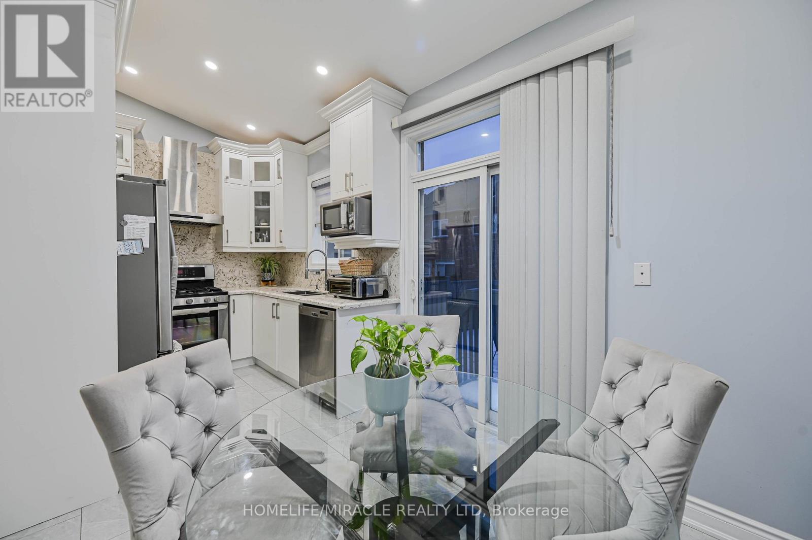 3420 Fountain Park Avenue, Mississauga, ON - Indoor Photo Showing Kitchen