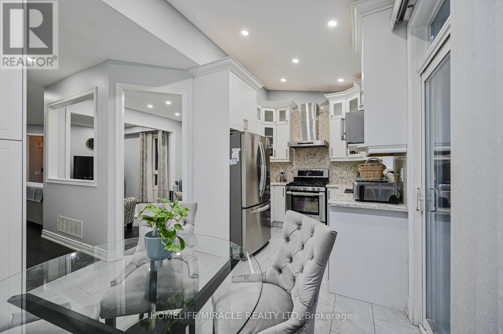3420 Fountain Park Avenue, Mississauga, ON - Indoor Photo Showing Kitchen