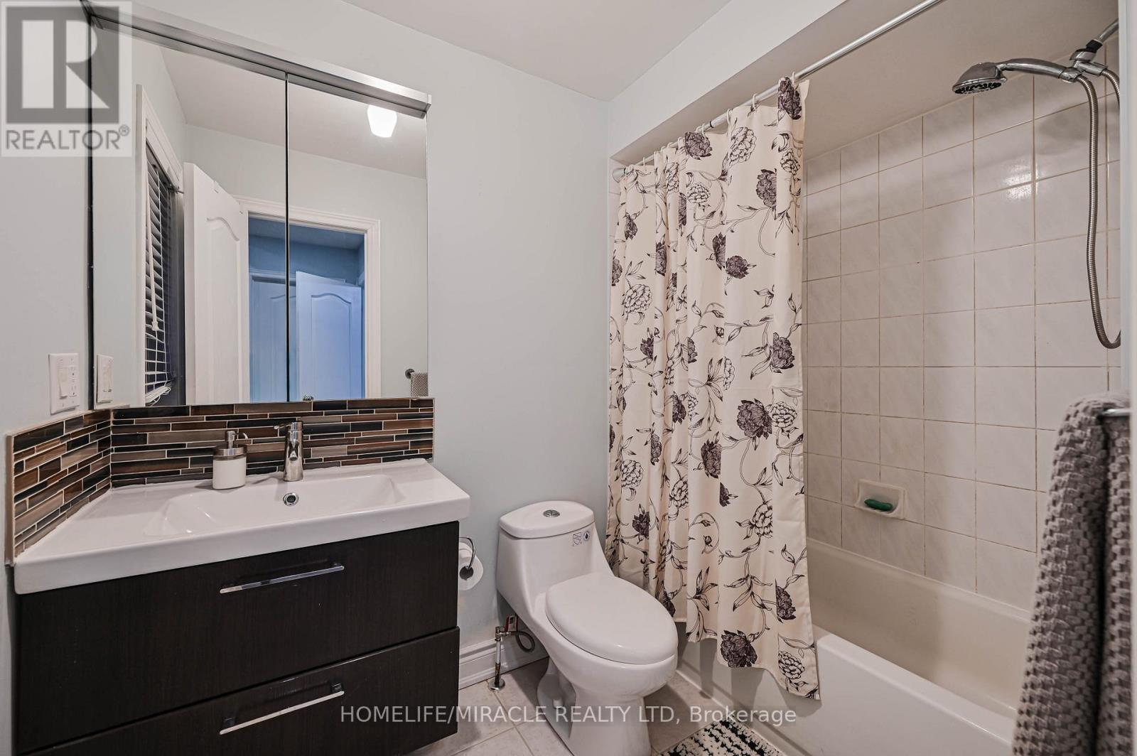 3420 Fountain Park Avenue, Mississauga, ON - Indoor Photo Showing Bathroom