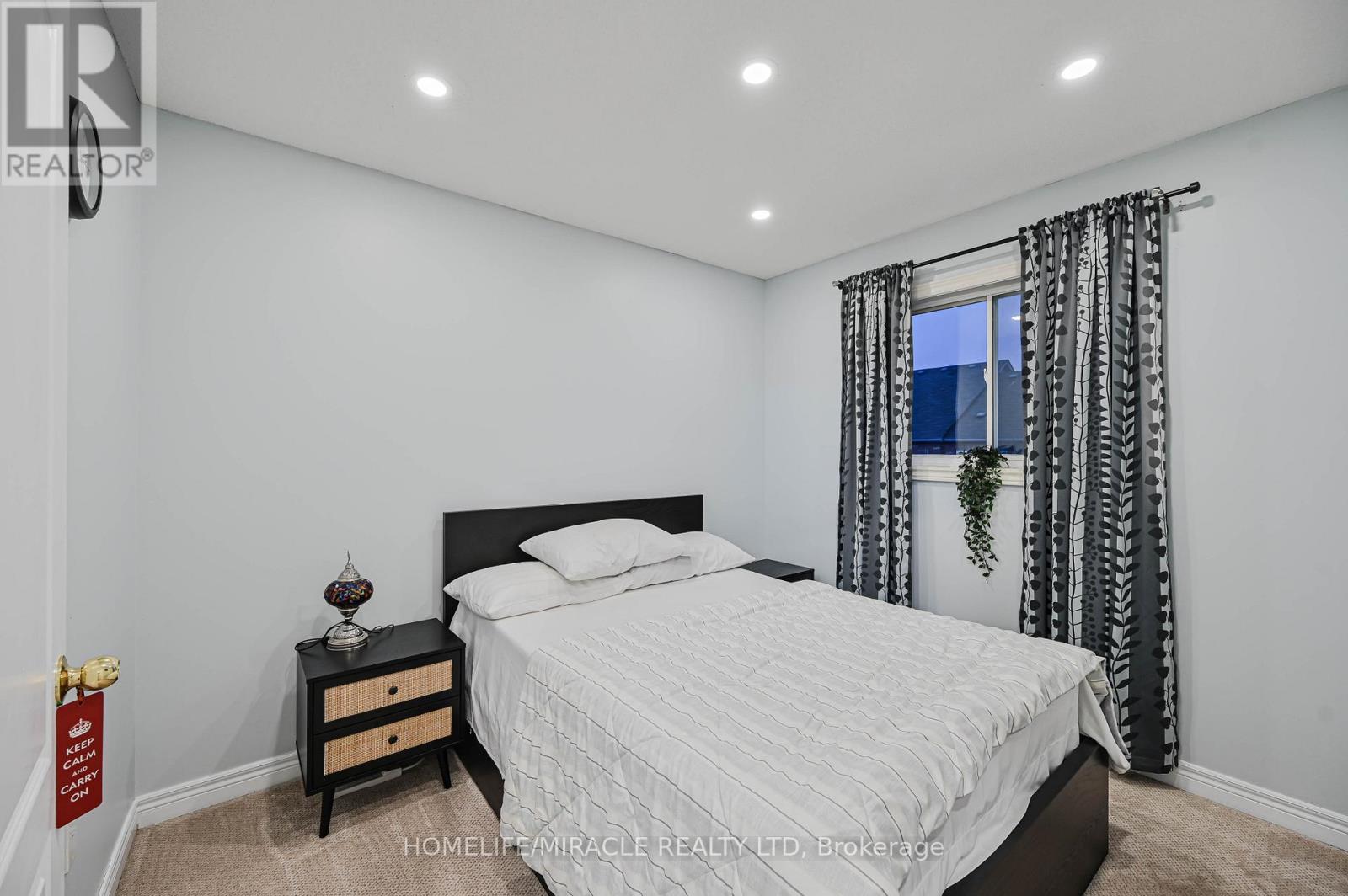 3420 Fountain Park Avenue, Mississauga, ON - Indoor Photo Showing Bedroom