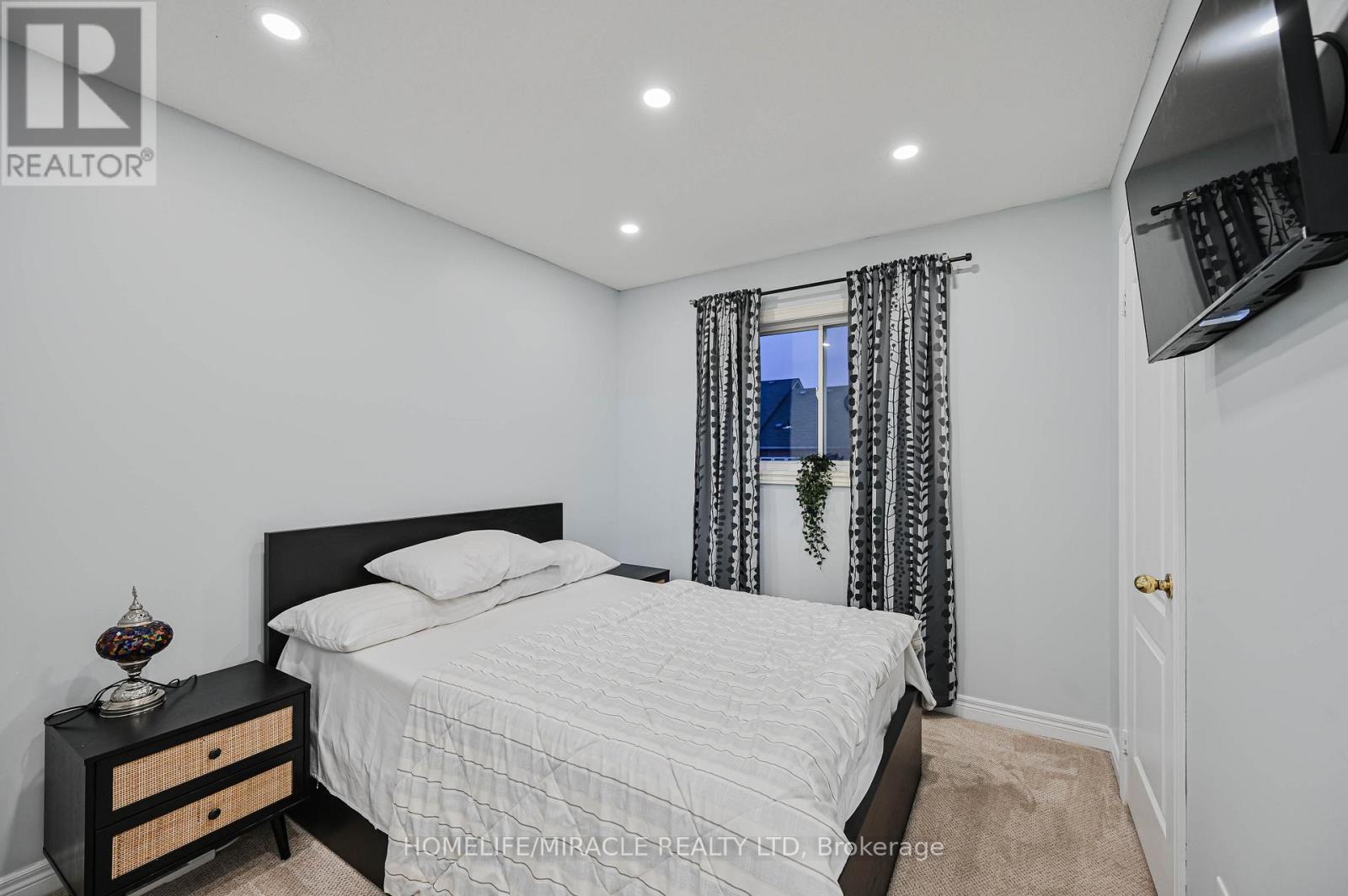 3420 Fountain Park Avenue, Mississauga, ON - Indoor Photo Showing Bedroom
