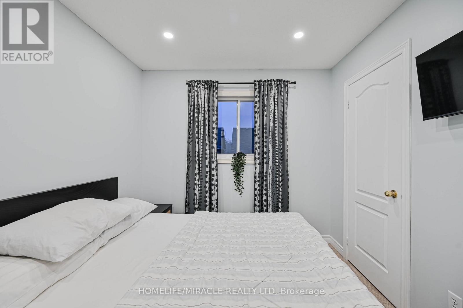 3420 Fountain Park Avenue, Mississauga, ON - Indoor Photo Showing Bedroom