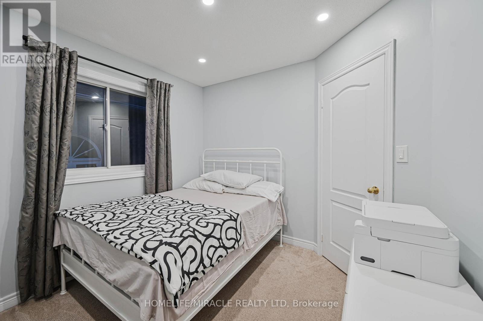 3420 Fountain Park Avenue, Mississauga, ON - Indoor Photo Showing Bedroom