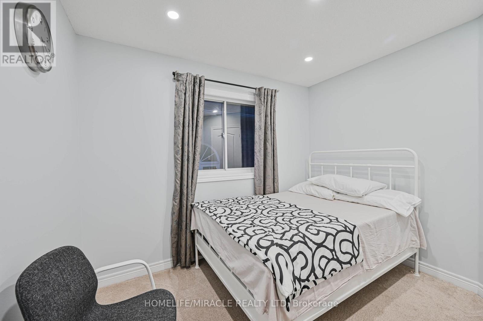 3420 Fountain Park Avenue, Mississauga, ON - Indoor Photo Showing Bedroom