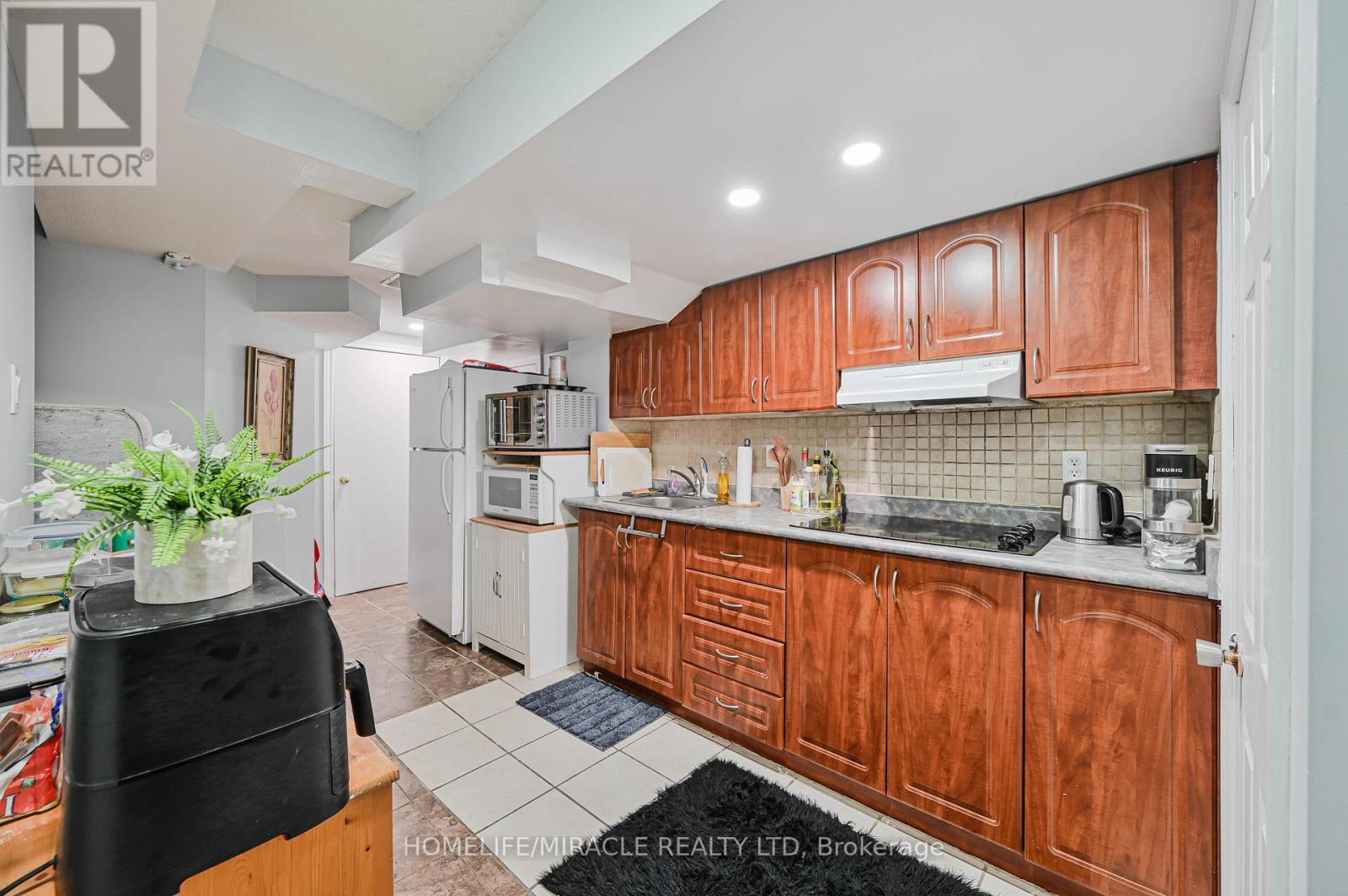 3420 Fountain Park Avenue, Mississauga, ON - Indoor Photo Showing Kitchen