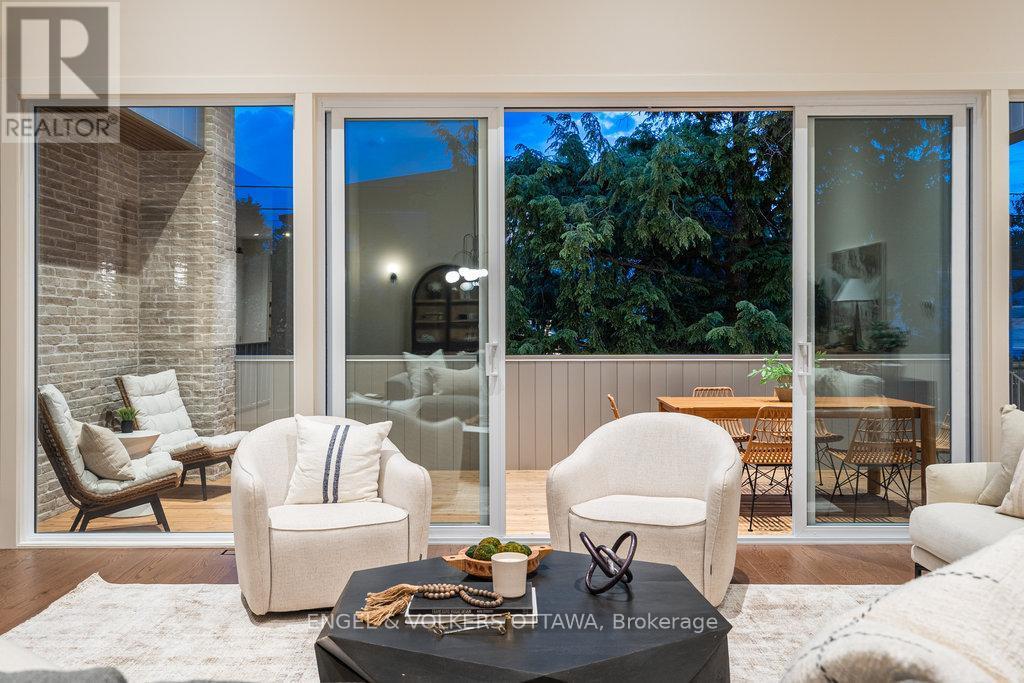 291 Billings Avenue, Ottawa, ON - Indoor Photo Showing Living Room