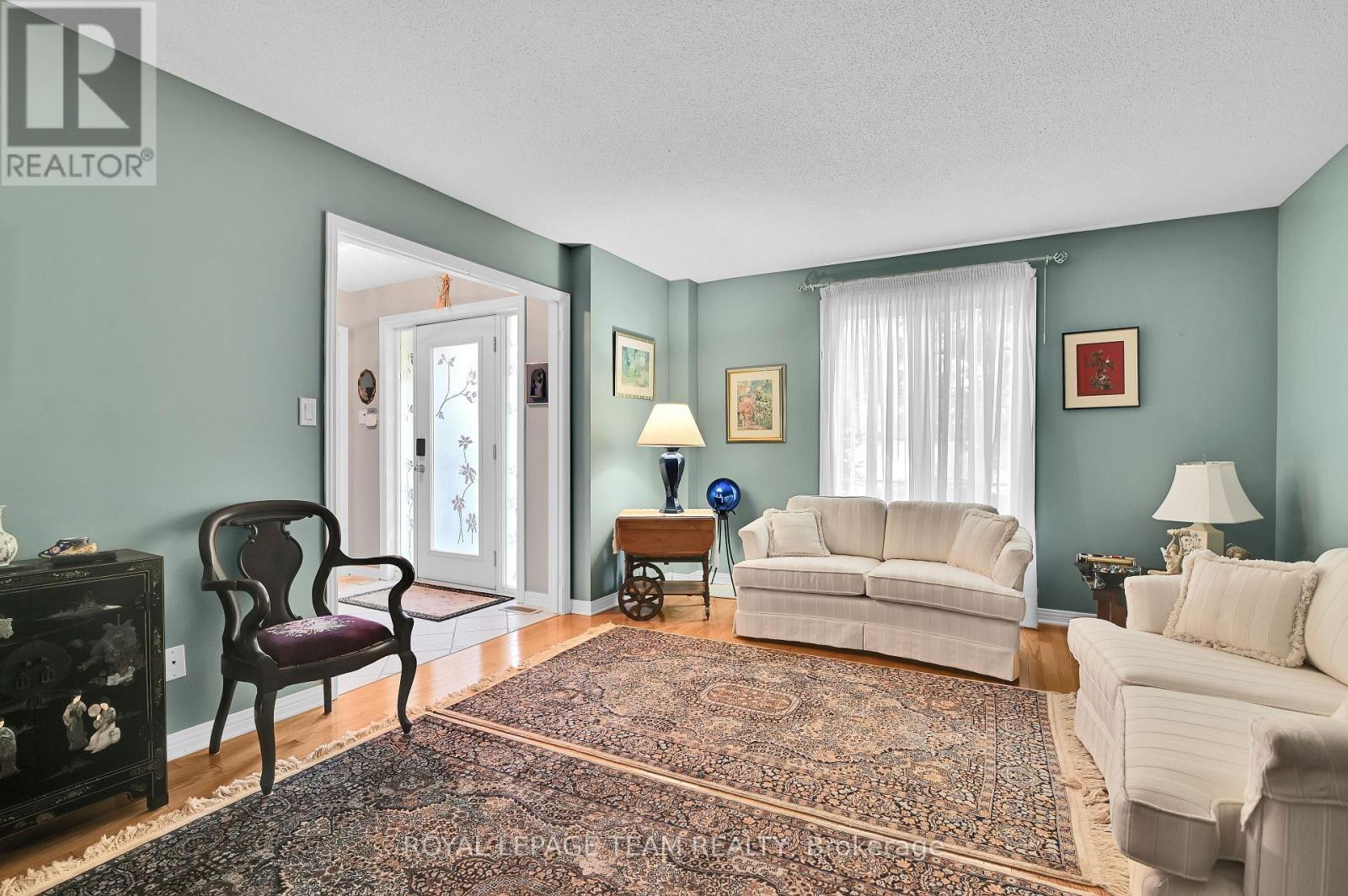 64 Lillico Drive, Ottawa, ON - Indoor Photo Showing Living Room