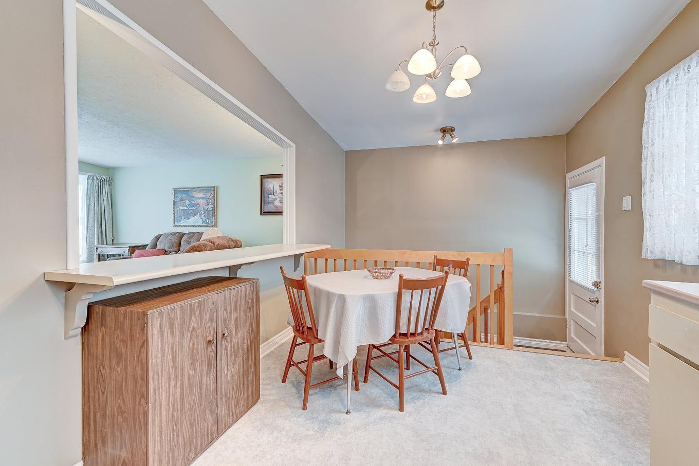 Coin-repas - 6000 Rue Verlaine, Brossard, QC - Indoor