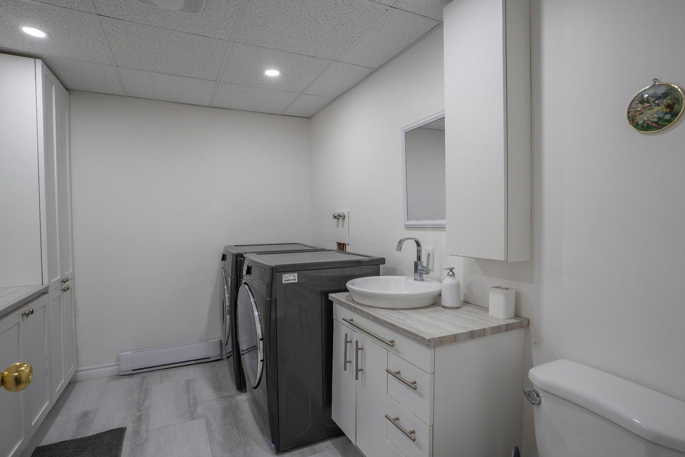 Bathroom - 2760 120E Rue, Saint-Georges, QC - Indoor Photo Showing Laundry Room