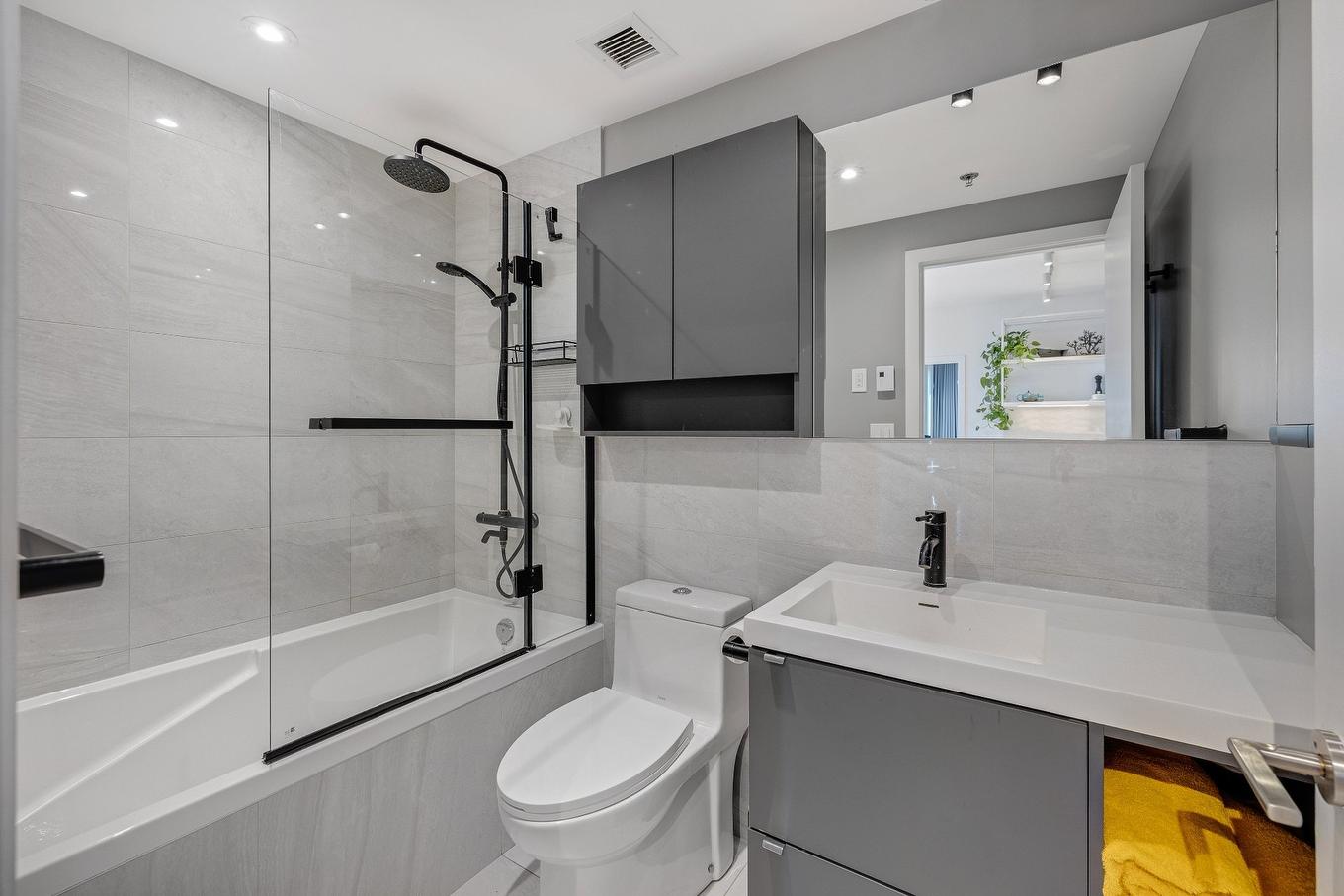 Bathroom - 737-2180 Rue Ste-Catherine E., Montréal (Ville-Marie), QC - Indoor Photo Showing Bathroom