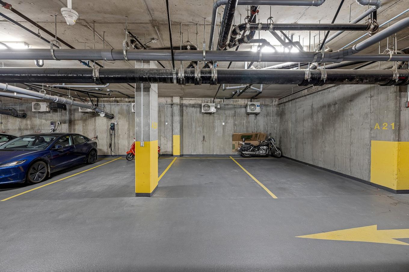 Garage - 218-1550 Rue Des Bassins, Montréal (Le Sud-Ouest), QC - Indoor Photo Showing Garage