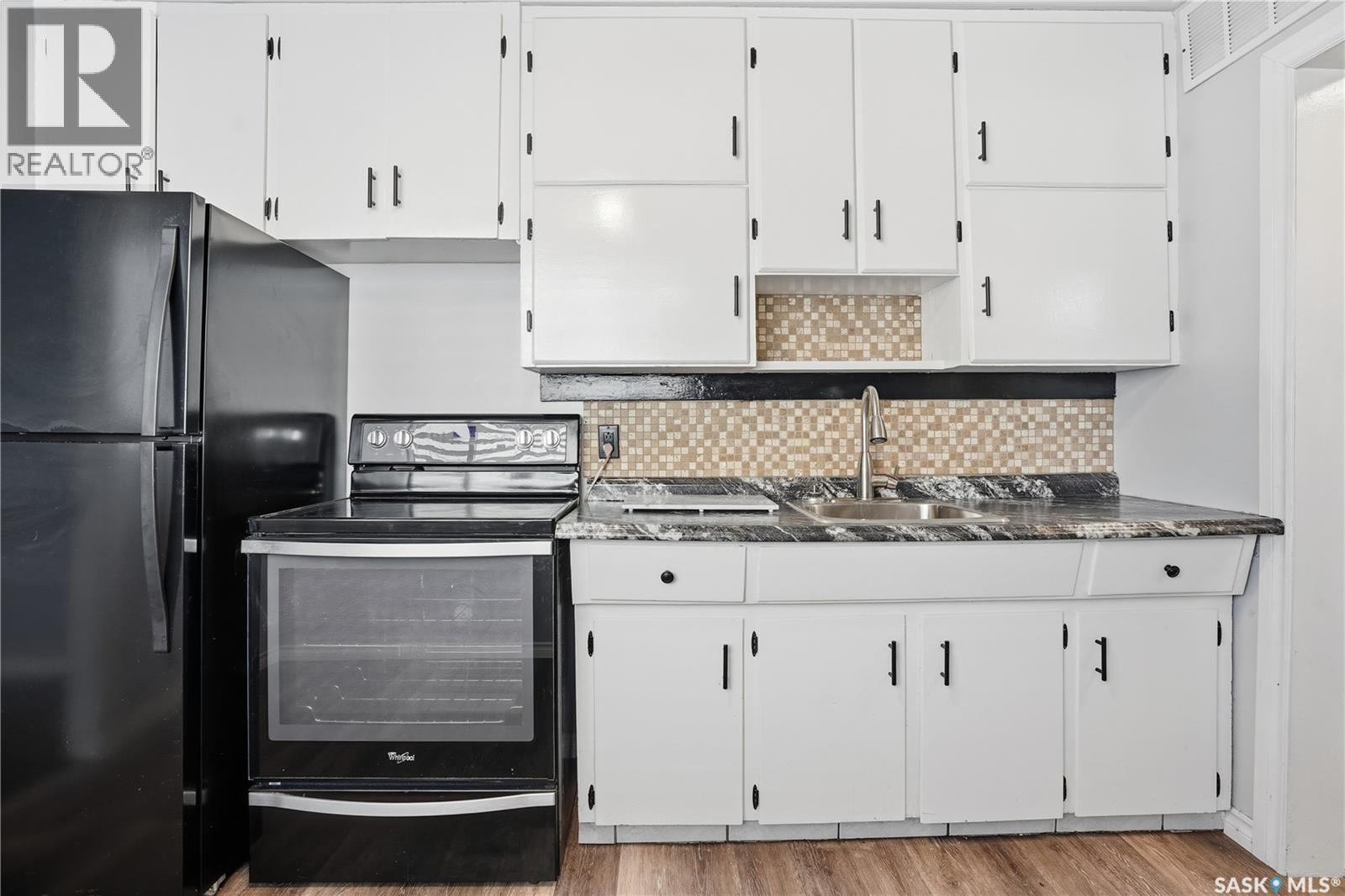 23 Ingersoll Crescent, Regina, SK - Indoor Photo Showing Kitchen With Double Sink