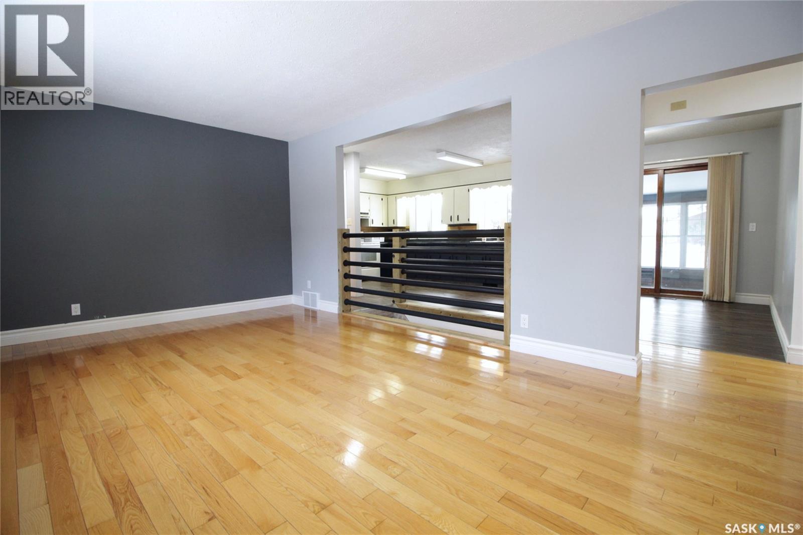 302 3Rd Avenue, Whitewood, SK - Indoor