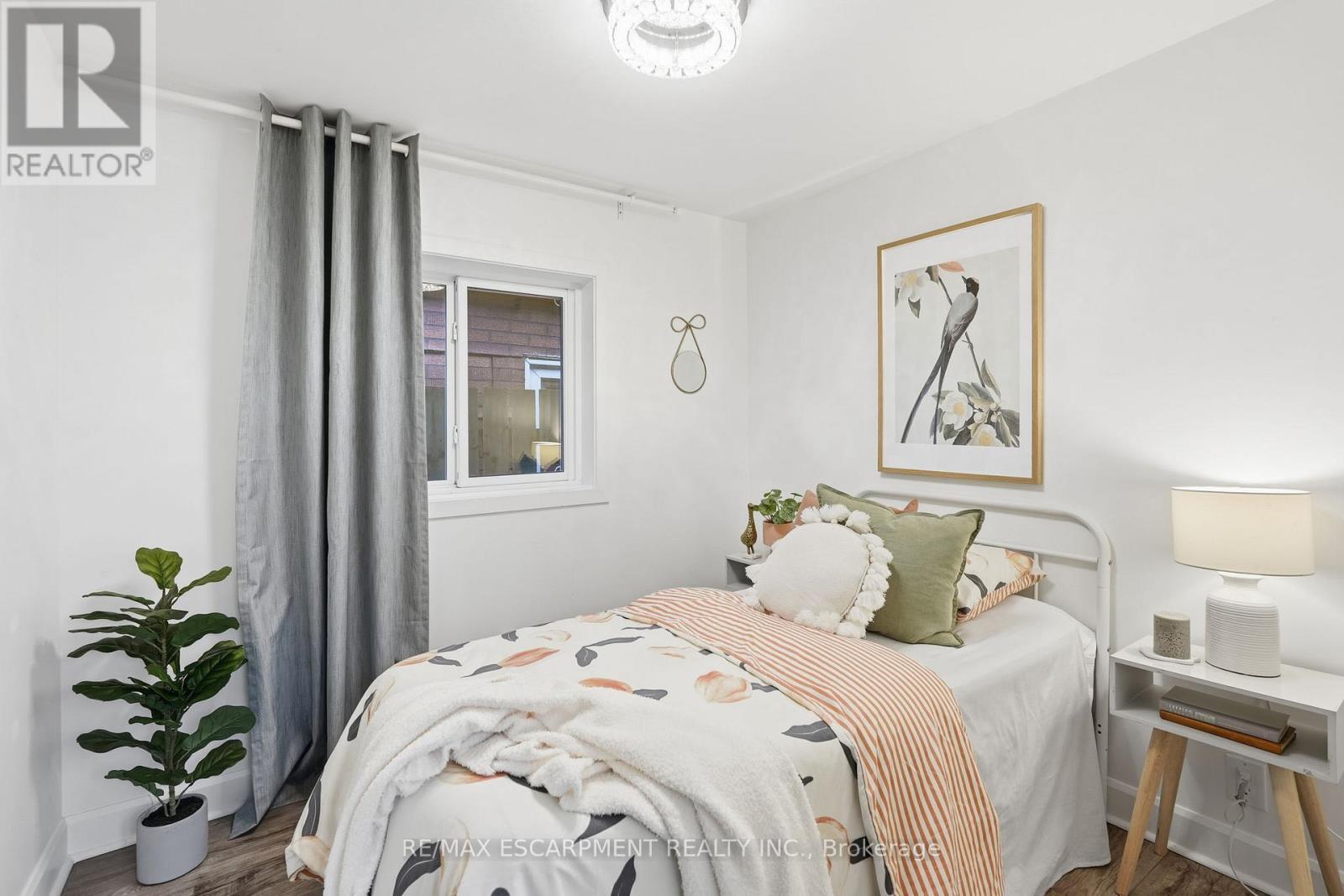 48 Frederick Avenue, Hamilton, ON - Indoor Photo Showing Bedroom