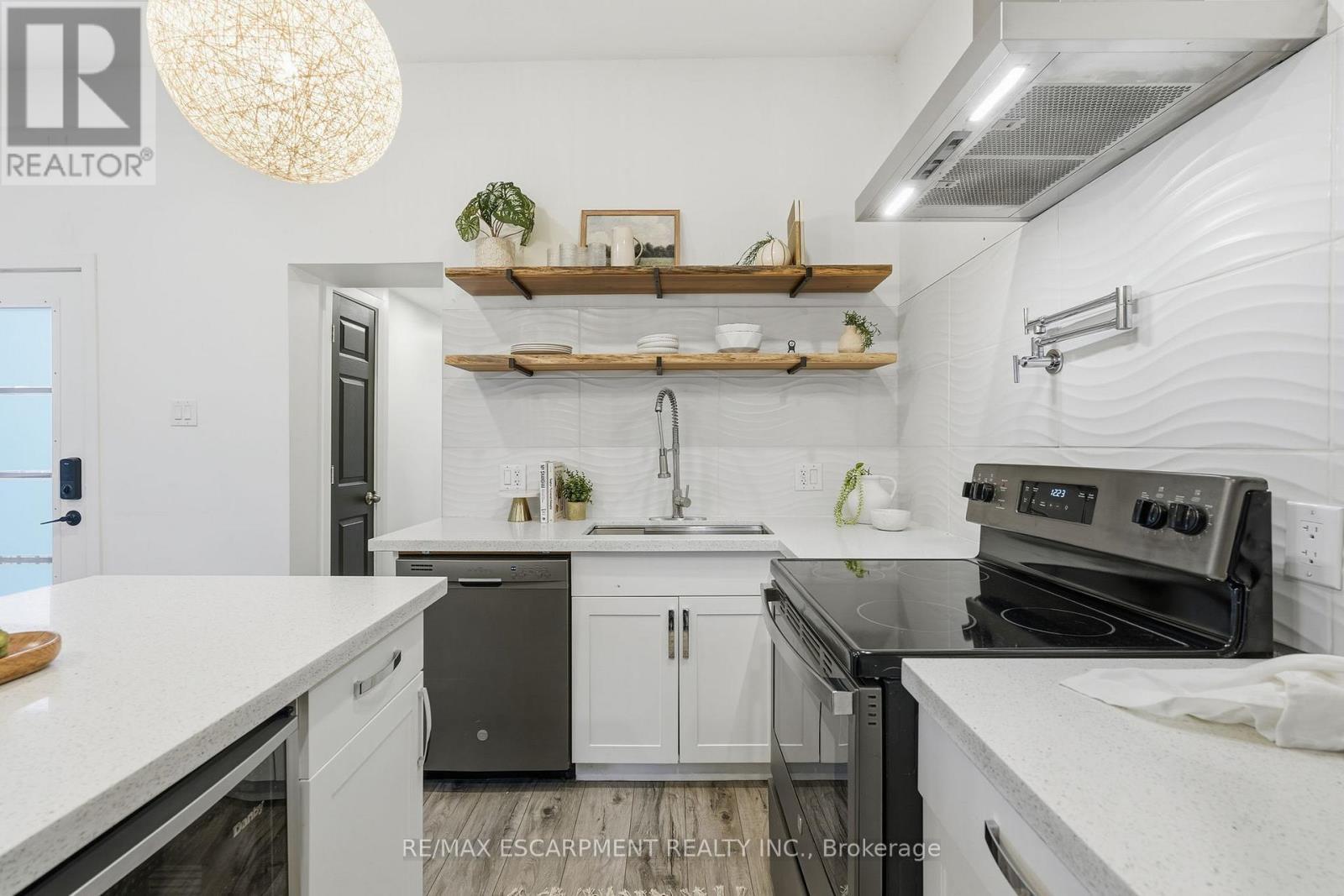 48 Frederick Avenue, Hamilton, ON - Indoor Photo Showing Kitchen
