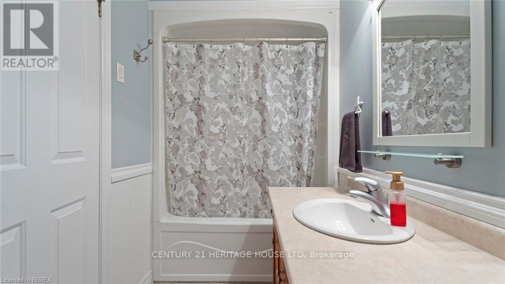 2 Hunter Drive S, Norfolk, ON - Indoor Photo Showing Bathroom