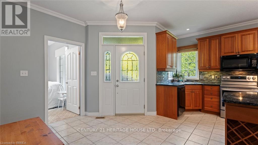 2 Hunter Drive S, Norfolk, ON - Indoor Photo Showing Kitchen
