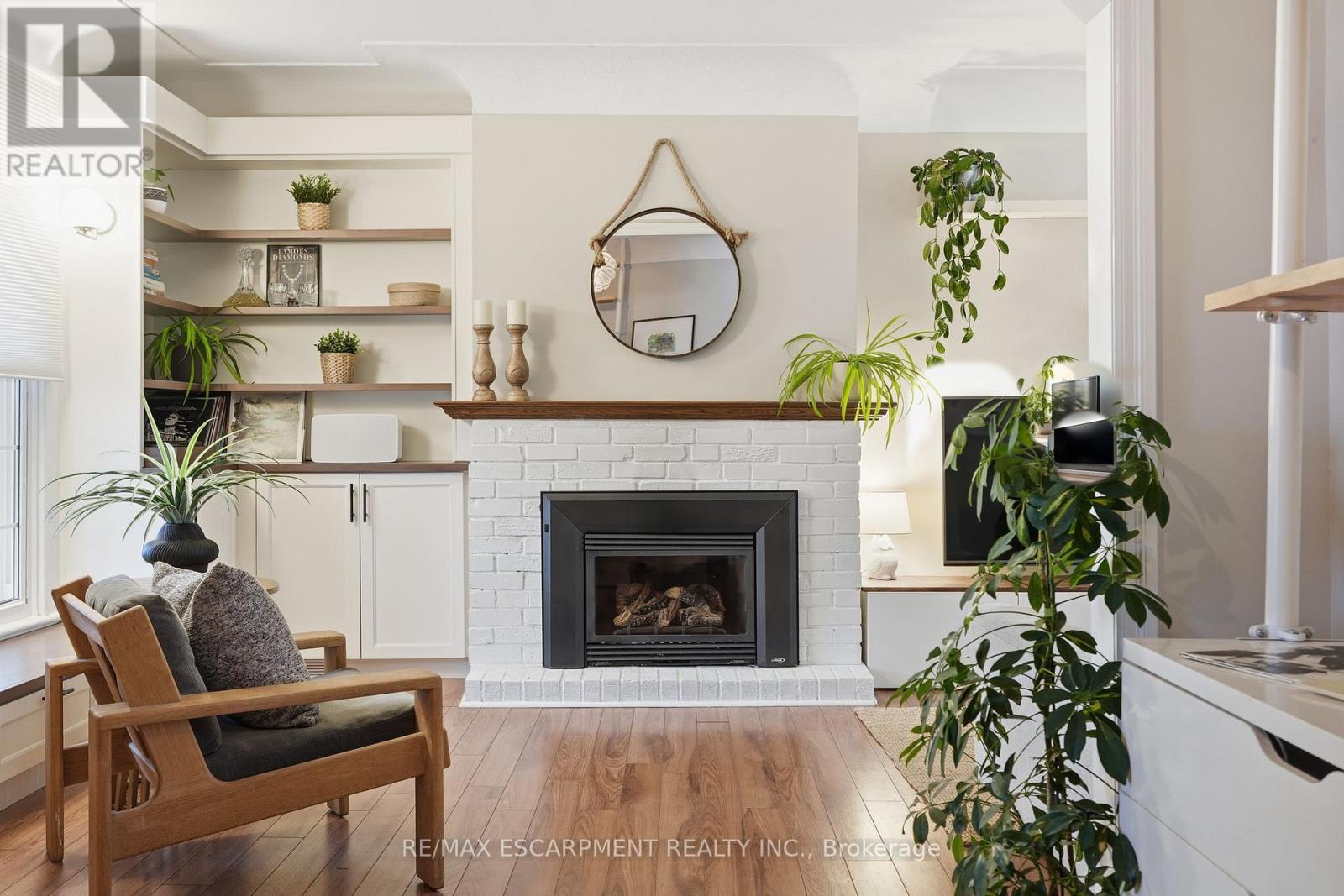 232 Mountain Park Avenue, Hamilton, ON - Indoor Photo Showing Living Room With Fireplace