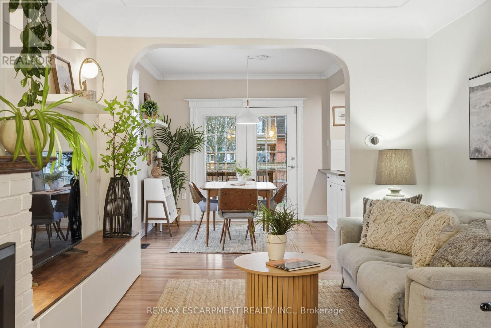 232 Mountain Park Avenue, Hamilton, ON - Indoor Photo Showing Living Room