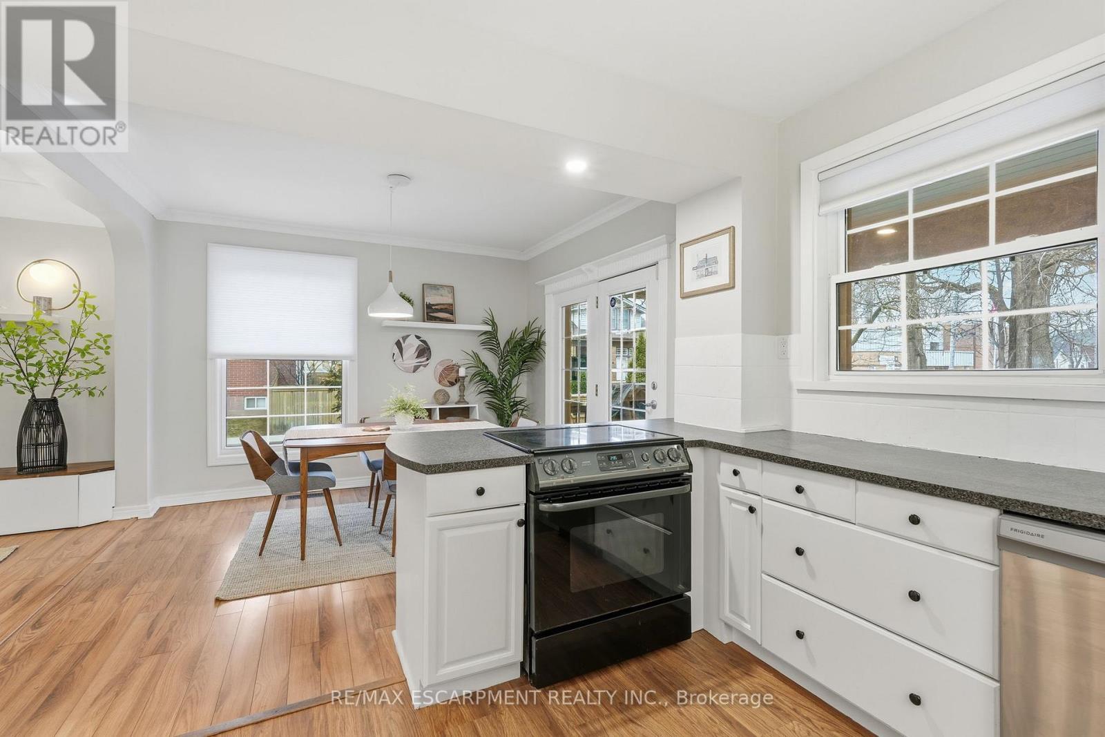232 Mountain Park Avenue, Hamilton, ON - Indoor Photo Showing Kitchen