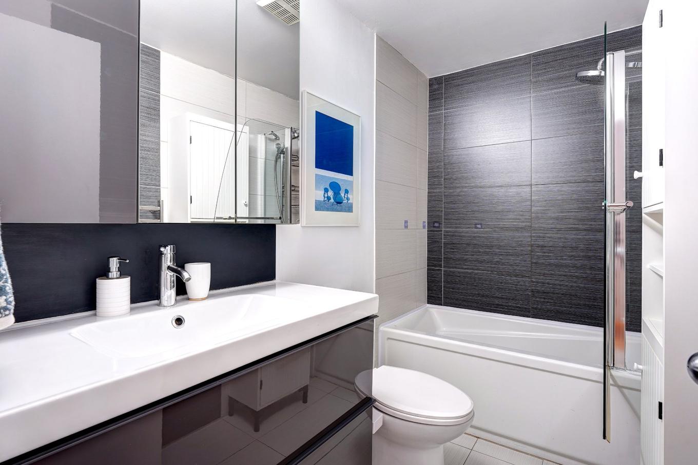 Bathroom - 3-1361 Rue La Fontaine, Montréal (Ville-Marie), QC - Indoor Photo Showing Bathroom