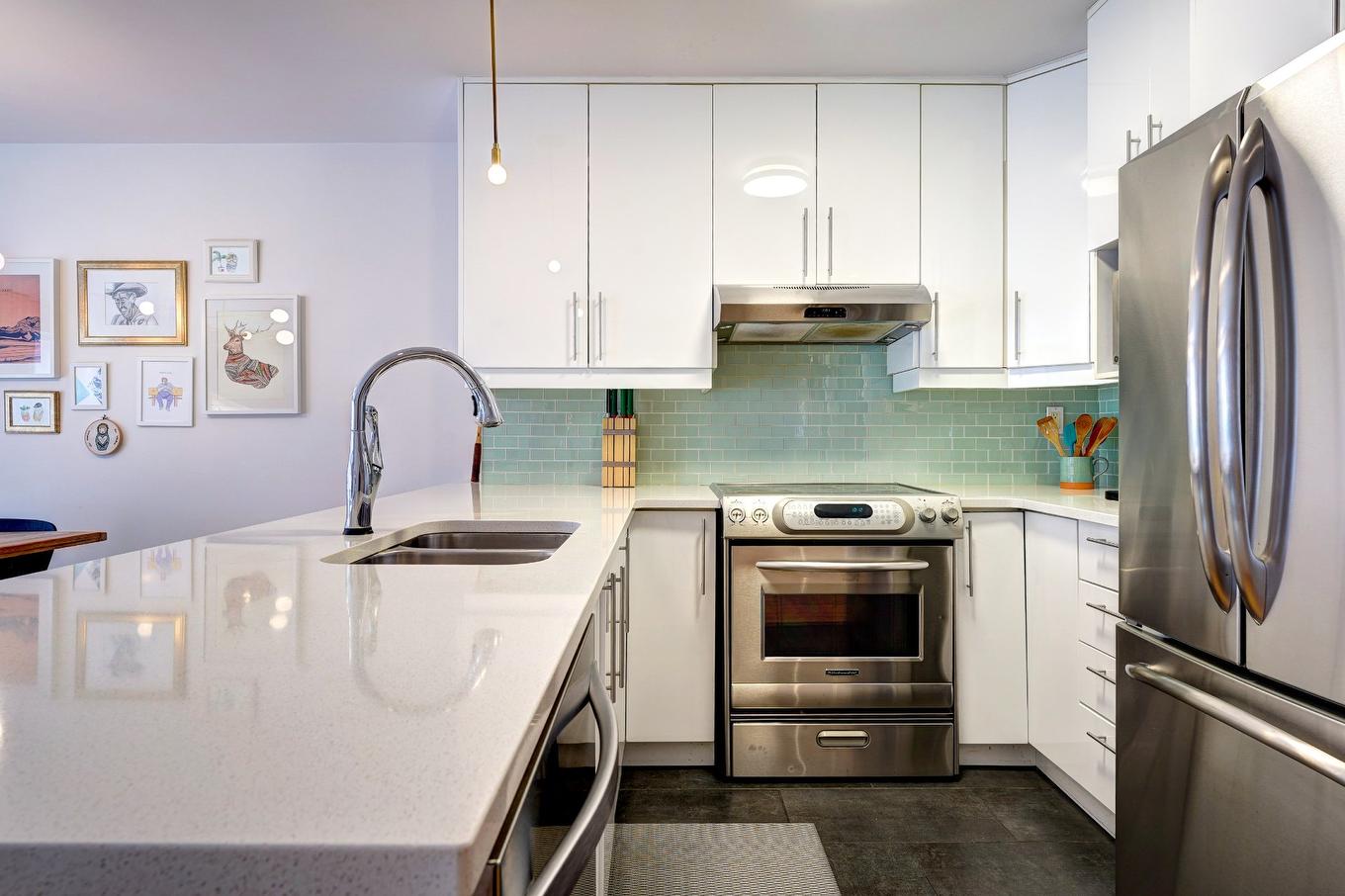 Kitchen - 3-1361 Rue La Fontaine, Montréal (Ville-Marie), QC - Indoor Photo Showing Kitchen With Double Sink With Upgraded Kitchen