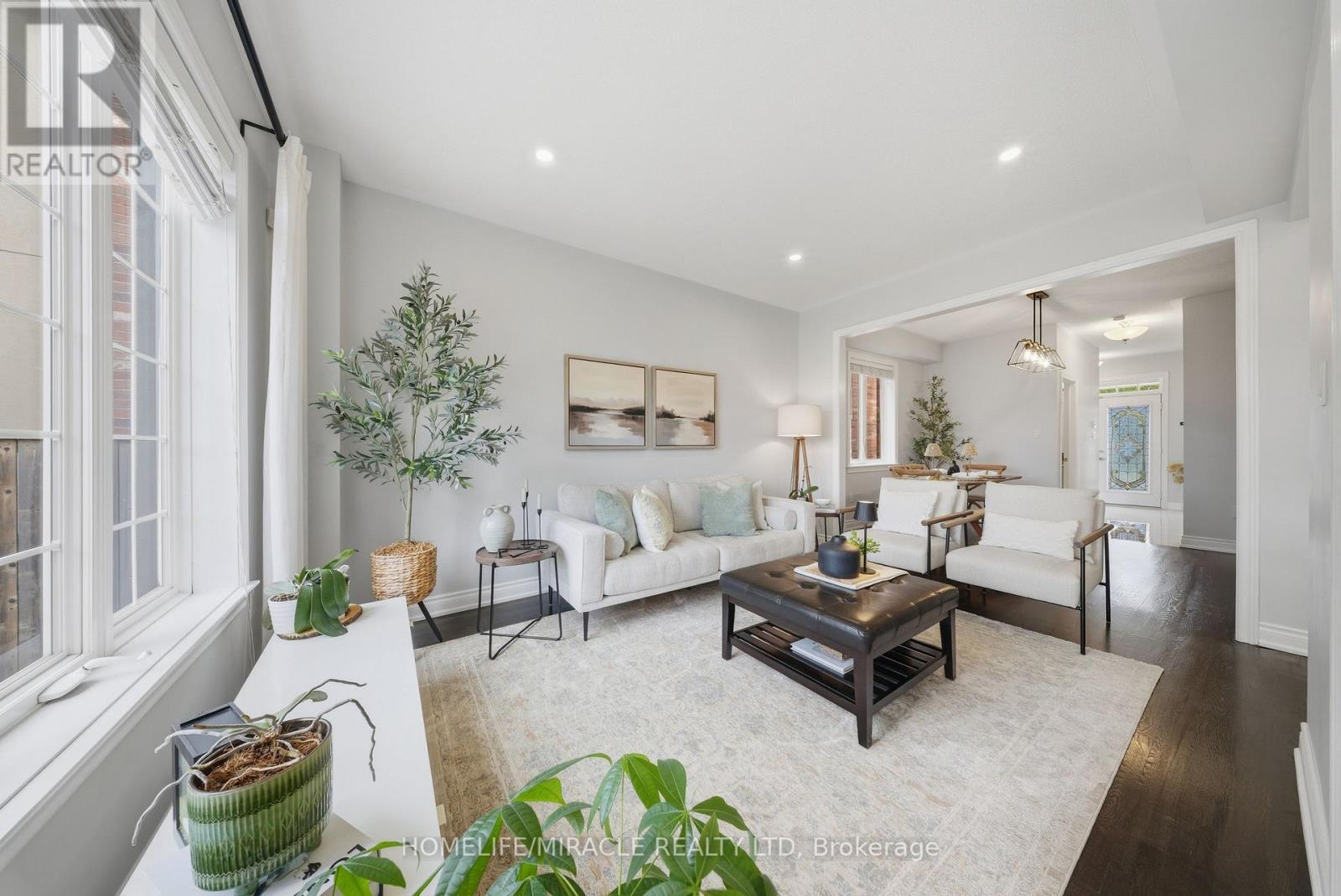 8 Summerberry Way, Hamilton, ON - Indoor Photo Showing Living Room